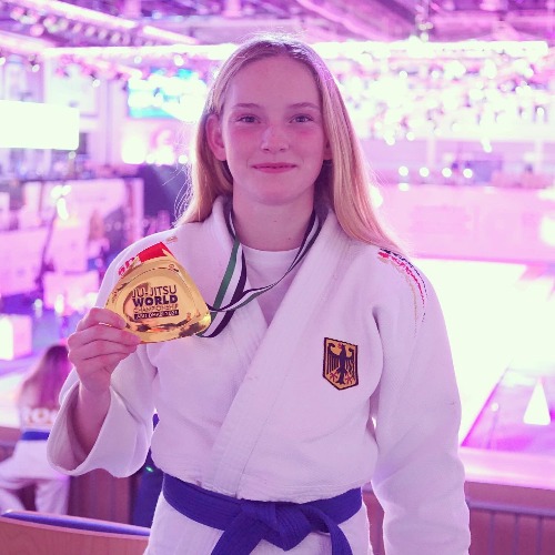 Ju-Jutsu: U16-WM 2021 in Abu Dhabi: Jule ist Weltmeisterin!