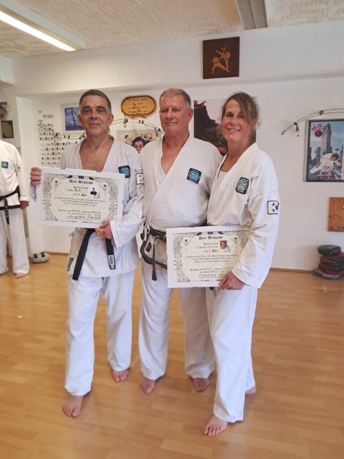 Taekwon-Do: Erfolgreiche Prüfungen zum 5. und 1. Dan
