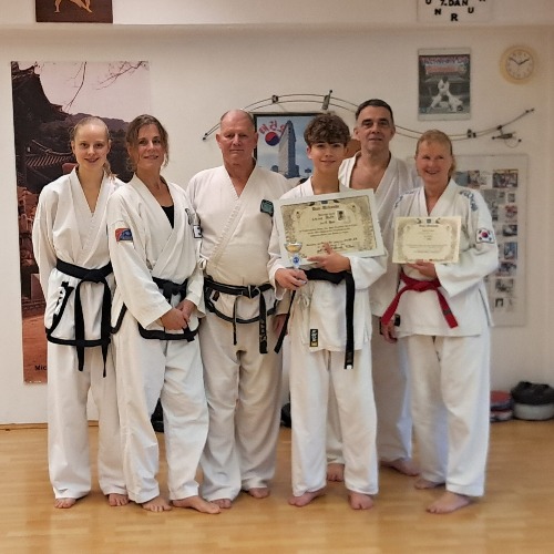 Taekwon-Do: Erfolgreiche Prüfung zum 1. Dan und 1. Kup